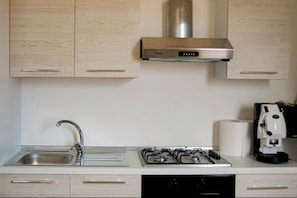 Quarto casal ou duplo básico, sacada, vista para a cidade | Cozinha compartilhada | Geladeira, fogão, cooktop, talheres/pratos/utensílios de cozinha