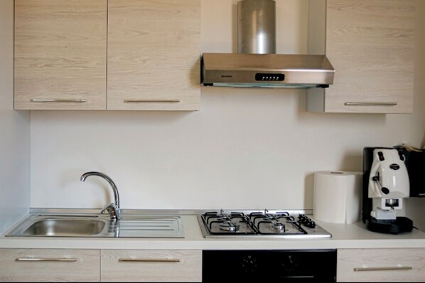 Habitación básica con 1 cama matrimonial o 2 individuales, balcón, vista a la ciudad | Cocina compartida | Refrigerador, horno, parrilla de estufa y utensilios de cocina 