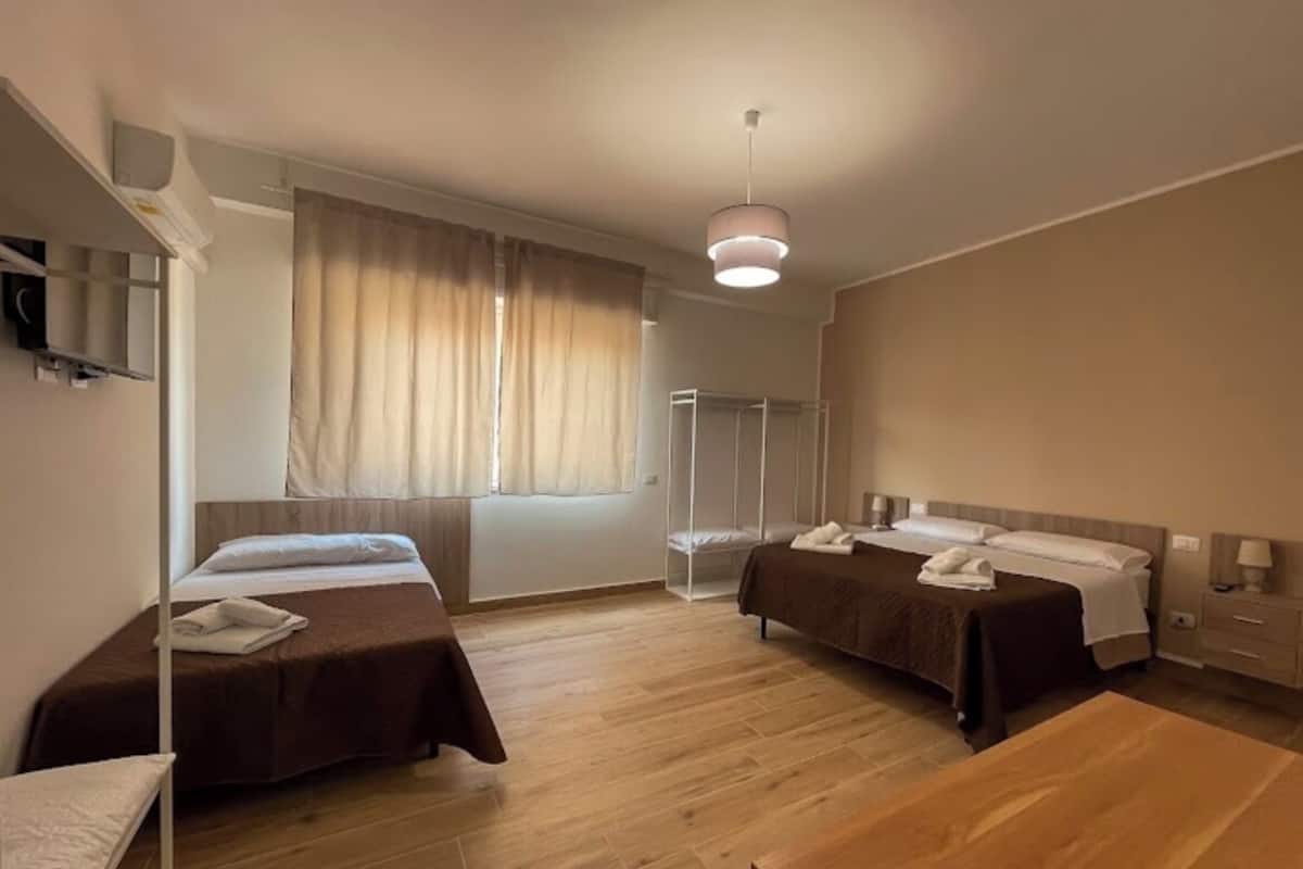 Habitación básica con 1 cama matrimonial o 2 individuales, balcón, vista a la ciudad | Ropa de cama hipoalergénica y escritorio