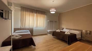 Basic-Doppel- oder -Zweibettzimmer, Balkon, Stadtblick | Allergikerbettwaren, Schreibtisch, laptopgeeigneter Arbeitsplatz