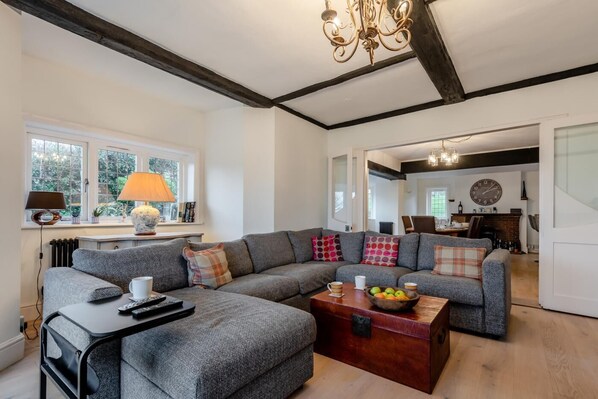 TV, fireplace - 4 Bed in West Lulworth (oc-b30393) (West Lulworth)