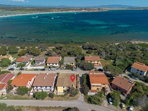 Exterior - Just 50 steps from the beach: Vacation Home for 9 Guests & BBQ (Mandriola)