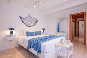 Travel cot, free WiFi, bed sheets, wheelchair access - Just 50 steps from the beach: Vacation Home for 9 Guests & BBQ (Mandriola)