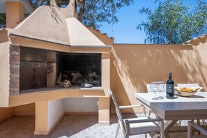 Outdoor dining - Just 50 steps from the beach: Vacation Home for 9 Guests & BBQ (Mandriola)