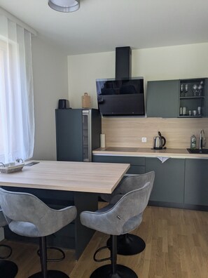 Fridge, oven, stovetop, dishwasher - Nassfeldpass Apartments – Slope View, Mountain Panorama, Direct Slope Access, Wi-Fi (Sonnenalpe Nassfeld)