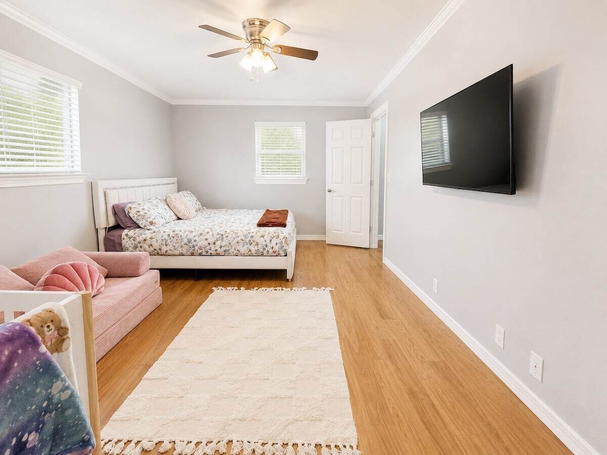 4 bedrooms, in-room safe, desk, WiFi (free)