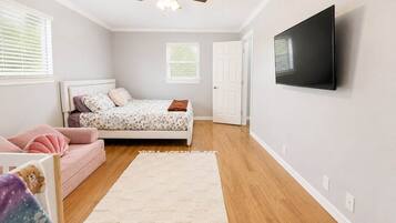 4 bedrooms, in-room safe, desk, WiFi (free)