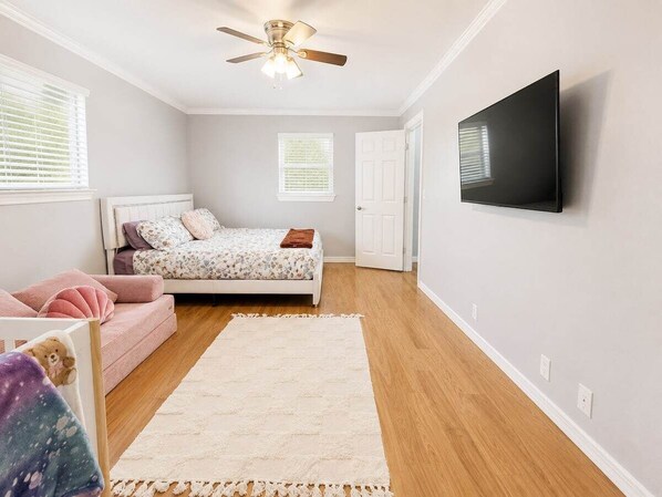 4 bedrooms, in-room safe, desk, free WiFi