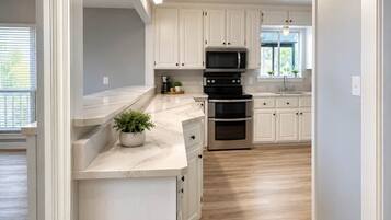 Coffee/tea maker, fridge, microwave, stovetop