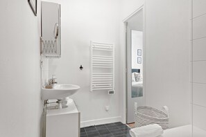 Een douche, een haardroger, handdoeken, zeep