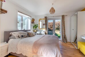 Iron/ironing board, bed sheets - 1 Bed in Saundersfoot (oc-t30900) (Saundersfoot)