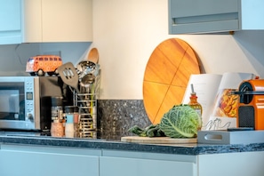 Microwave, oven, dishwasher, cookware/dishes/utensils - 2 Bed in Brighstone (oc-c31768) (Brighstone)