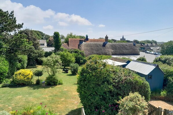 Property grounds - 2 Bed in Brighstone (oc-c31768) (Brighstone)