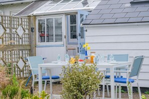 Outdoor dining - 2 Bed in Brighstone (oc-c31768) (Brighstone)