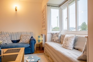 TV, fireplace - 2 Bed in Brighstone (oc-c31768) (Brighstone)