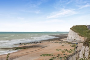Beach - 4 Bed in Saltdean (oc-a32366) (Saltdean)
