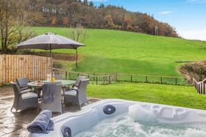 Outdoor dining - 2 Bed in Bodmin (oc-w32907) (Saint Winnow)