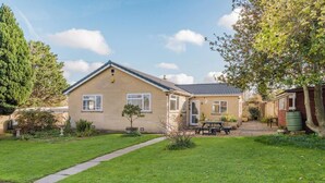 A single-story house with a front yard, a picnic table, and a small garden area. - 4 Bed in Bath (oc-bhr4) (Bath)