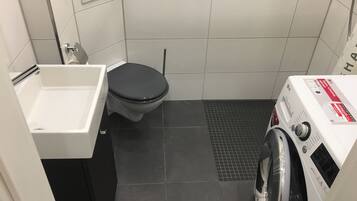 Suite | Badezimmer | Dusche, kostenlose Toilettenartikel, Haartrockner, Handtücher
