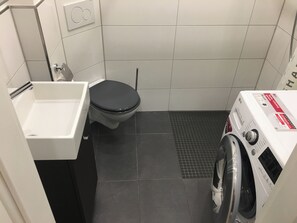 Suite | Badezimmer | Dusche, kostenlose Toilettenartikel, Haartrockner, Handtücher