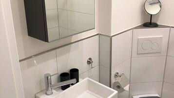 Suite | Badezimmer | Dusche, kostenlose Toilettenartikel, Haartrockner, Handtücher