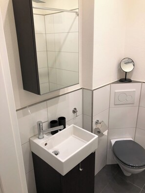 Suite | Badezimmer | Dusche, kostenlose Toilettenartikel, Haartrockner, Handtücher