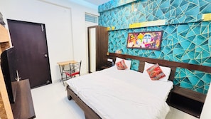 A bedroom with a bed, a desk, and a chair. - Townhouse Star Square Vijay Nagar (Indore)