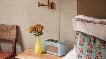 Deluxe Double Room | In-room safe, desk, iron/ironing board, WiFi (free)