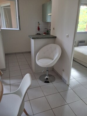 Room - Charming 1-bedroom apartment in Tournefeuille with a terrace, pool, and tennis court (Tournefeuille)