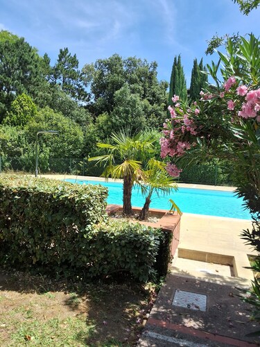 Charming 1-bedroom apartment in Tournefeuille with a terrace, pool, and tennis court