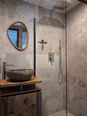 Shower, hair dryer - Vrbo Property (Marseillan)