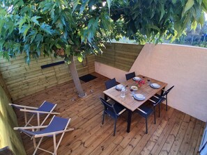 Outdoor dining - Vrbo Property (Marseillan)