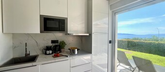 Lux/Cozy studio with sea view, terace, parking, near beach
