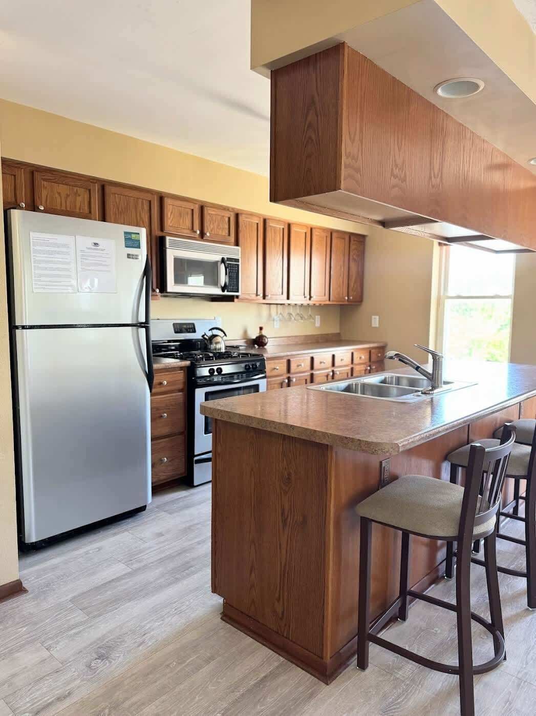 Coffee/tea maker, fridge, microwave, oven