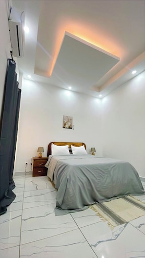 Tabla de planchar con plancha, wifi, ropa de cama