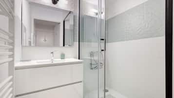 Douche, sèche-cheveux, serviettes fournies