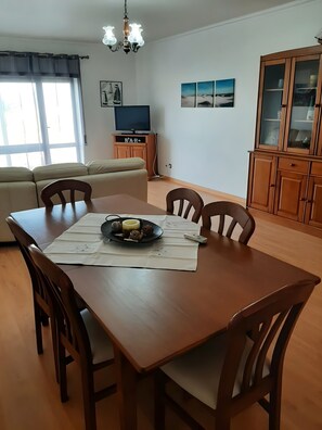 Dining - 2-Bedroom Apartment with Pool and Garden in São Martinho do Porto (São Martinho do Porto)