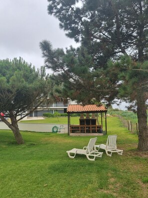 Property grounds - 2-Bedroom Apartment with Pool and Garden in São Martinho do Porto (São Martinho do Porto)