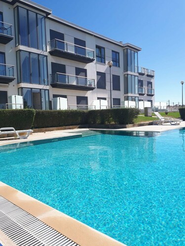 2-Bedroom Apartment with Pool and Garden in São Martinho do Porto