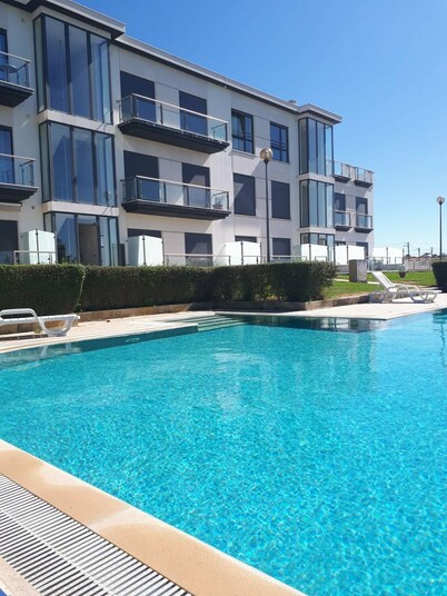 2-Bedroom Apartment with Pool and Garden in São Martinho do Porto