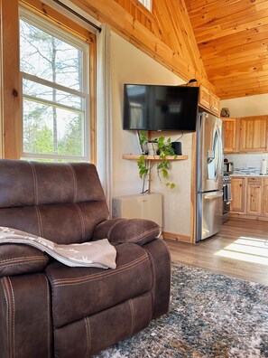 Smart TV, books - Entire Home in Carthage, ME (Carthage)