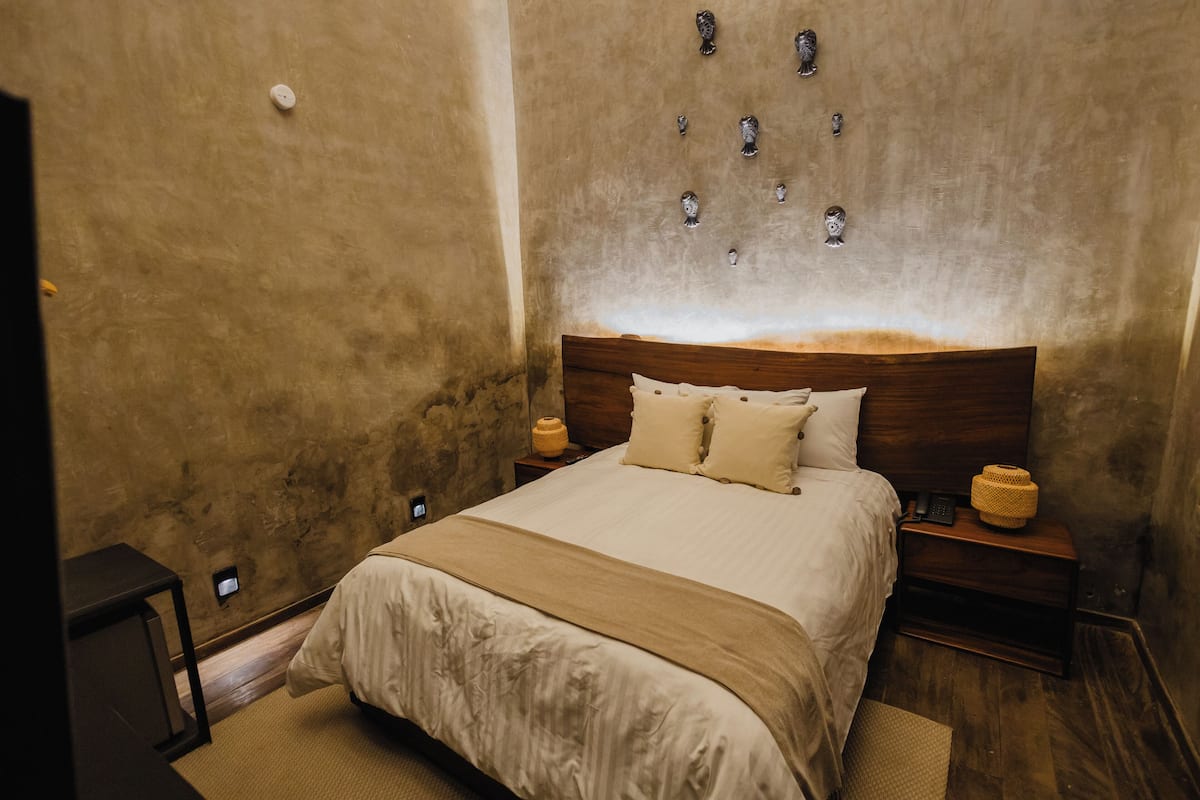 Habitación Deluxe, vista al patio | Ropa de cama de alta calidad, edredón, camas Tempur-Pedic y minibar 