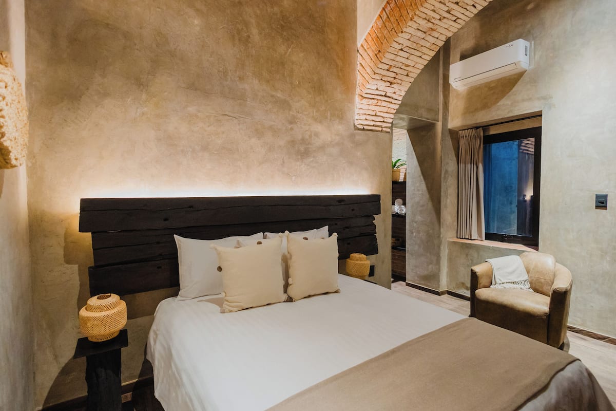 Habitación Deluxe, servicio de limpieza, vista al patio | Ropa de cama de alta calidad, edredón, camas Tempur-Pedic y minibar 