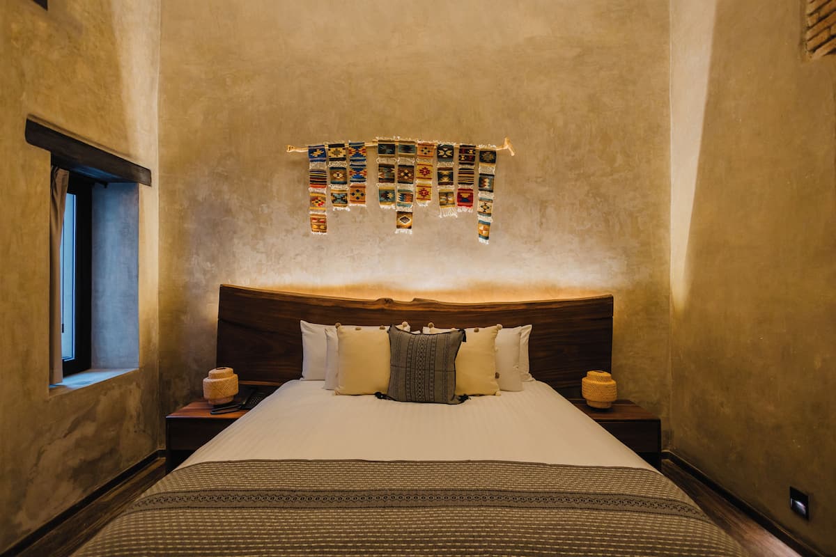 Suite superior, vista al patio | Ropa de cama de alta calidad, edredón, camas Tempur-Pedic y minibar 