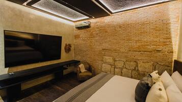 Superior Suite, Courtyard View | Premium bedding, down comforters, Tempur-Pedic beds, minibar
