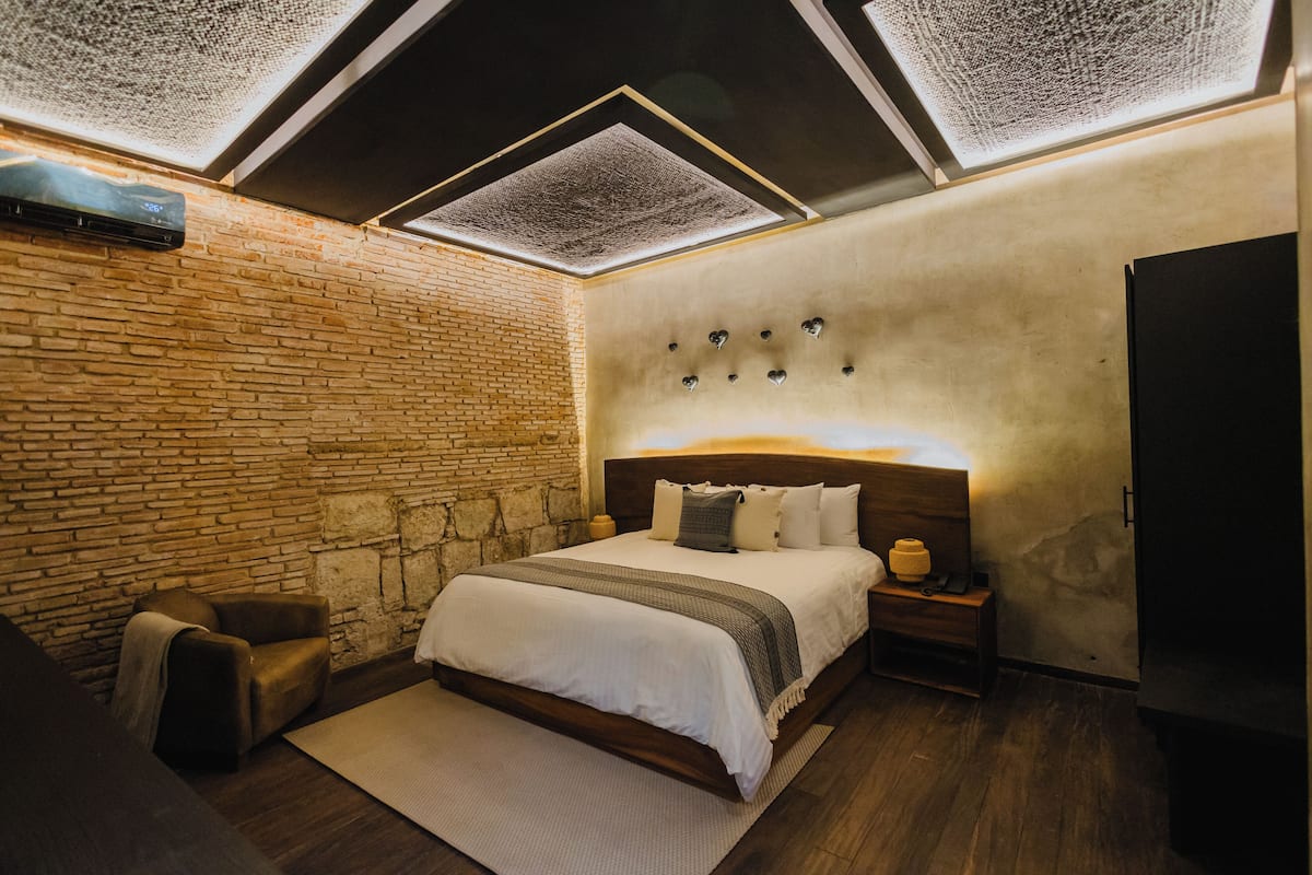 Suite superior, vista al patio | Ropa de cama de alta calidad, edredón, camas Tempur-Pedic y minibar 