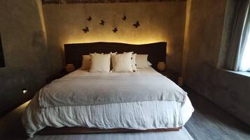 Suite superior, vista al patio | Ropa de cama de alta calidad, edredón, camas Tempur-Pedic y minibar