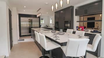 Cottage | Private kitchen | Dishwasher, cookware/dishes/utensils