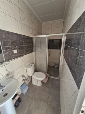 Apartament familiar, vistes a la badia | Bany | Combinació de dutxa i banyera i articles de tocador gratuïts 