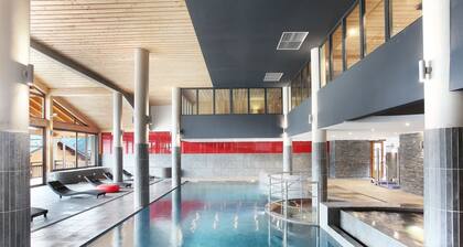 Emplacement idéal face à la télécabine | Piscine